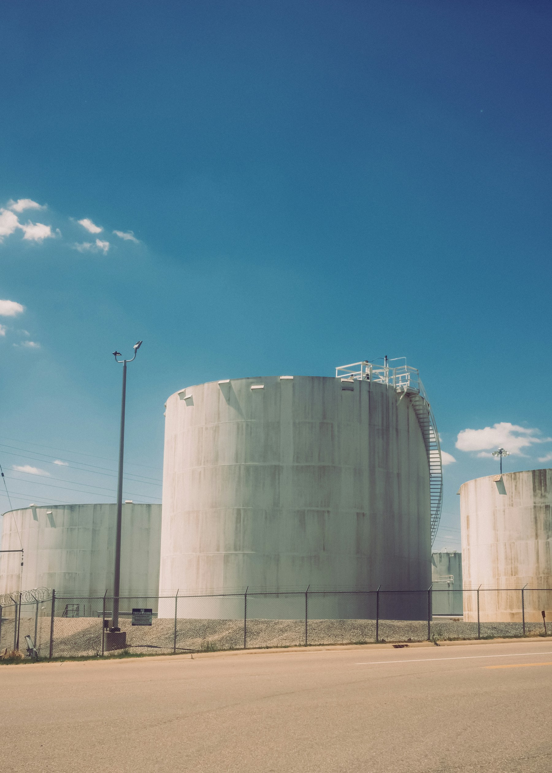 Bulk industrial storage tanks for liquid raw materials