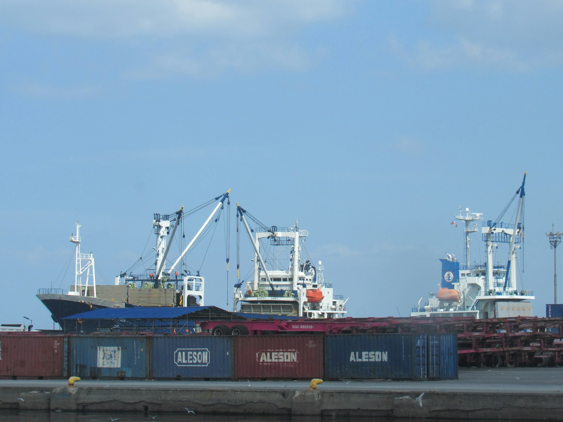 Navios de carga e contêineres em um porto internacional